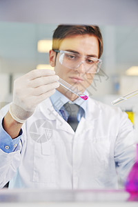 科学博士学生在光明实验室中的多学科探索 化学教育、医学及试验发展的交汇